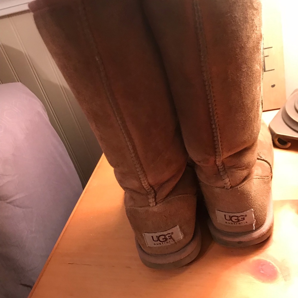 Used UGGS - Picture 3 of 4